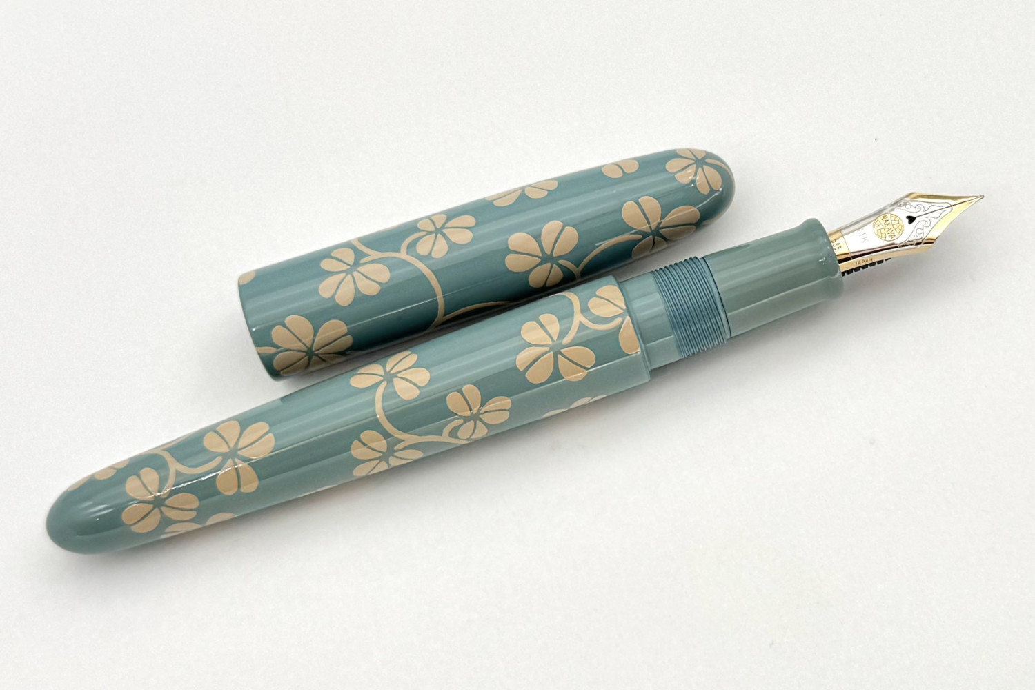 NakayaCigarPortableCloverArabesqueMotifinShiroFP_E